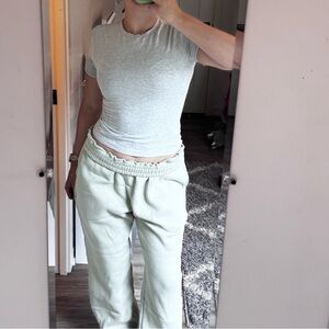 Amazon Essentials Gray Fitted Crew Neck Tee – Size Medium | Everyday Must-Have 🖤